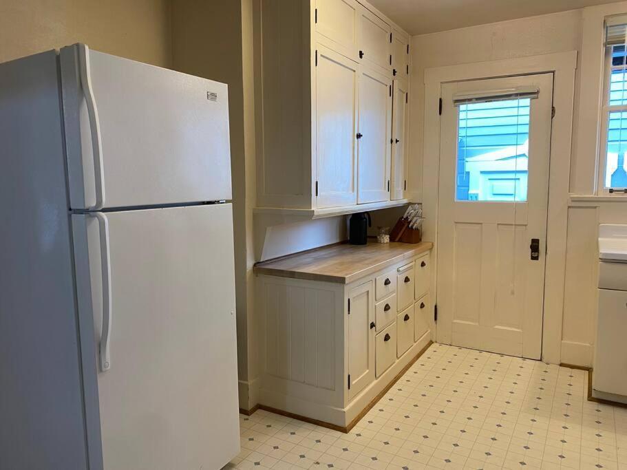 Historic Downtown Riverview Flat, No 3 Astoria Buitenkant foto